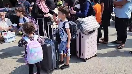 Gazze Şeridi'ni terk etmek isteyen yabancılar Refah Sınır Kapısı'na akın etti