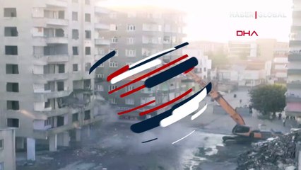 Ağır hasarlı bina yıkım sırasında böyle çöktü