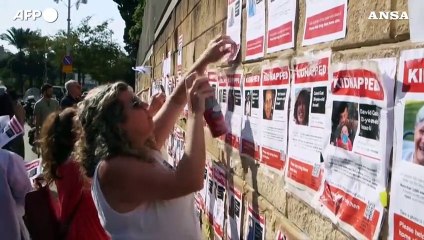 "Bibi vattene", la rabbia delle famiglie degli ostaggi