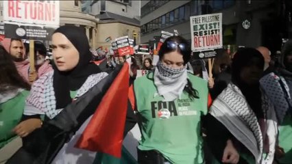 Tải video: Miles de personas inundan el centro de Londres en apoyo al pueblo palestino