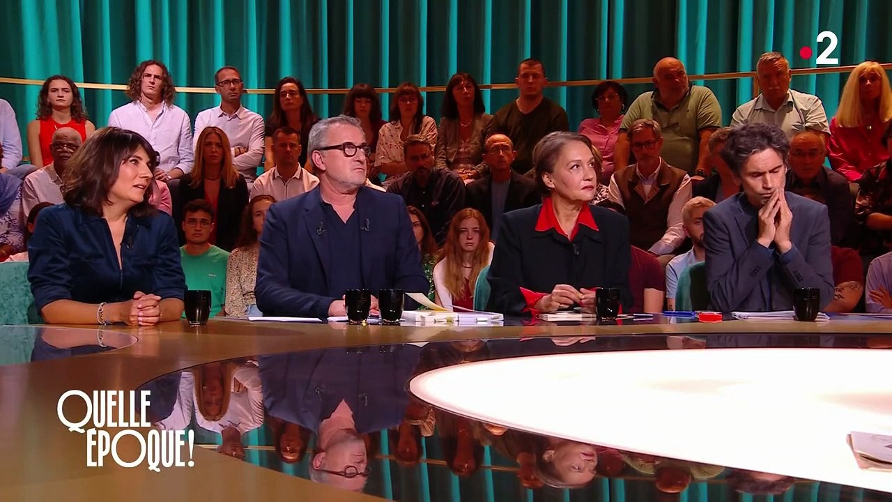 "Quand on me disait qu'il y avait de l'antisémitisme, je n'y croyais pas" : Estelle Denis très émue dans "Quelle époque!" en évoquant les attaques du Hamas