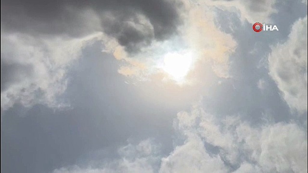 Gökyüzünde halkalı Güneş tutulması şöleni