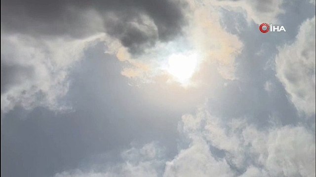 Gökyüzünde halkalı Güneş tutulması şöleni