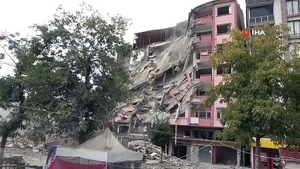 Malatya'da ağır hasarlı binaların yıkımlarına hız verildi