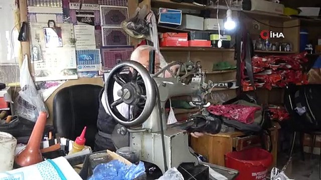 75 yaşındaki Ahmet Kaş 60 yıldır kunduracılık yaparak geçimini sağlıyor