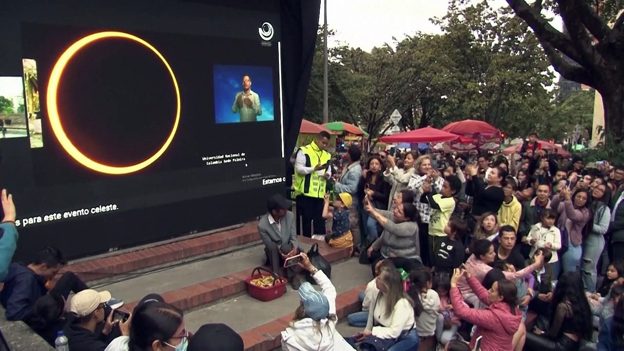 Une éclipse et un "cercle de feu" passent au-dessus des Amériques