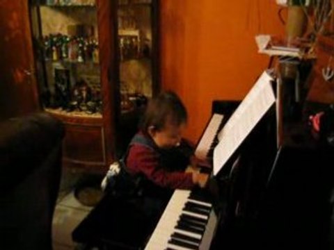 Bébé Hugo joue du piano à 17 mois !