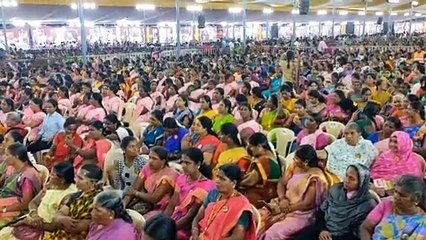 महिला अधिकार सम्मेलन में महिलाओं और राजनेताओं का जमावड़ा