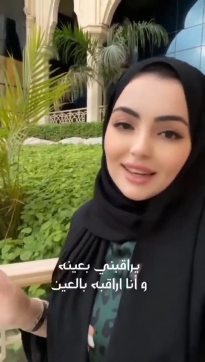 يرقبني بعينه وأنا اراقبه بالعين