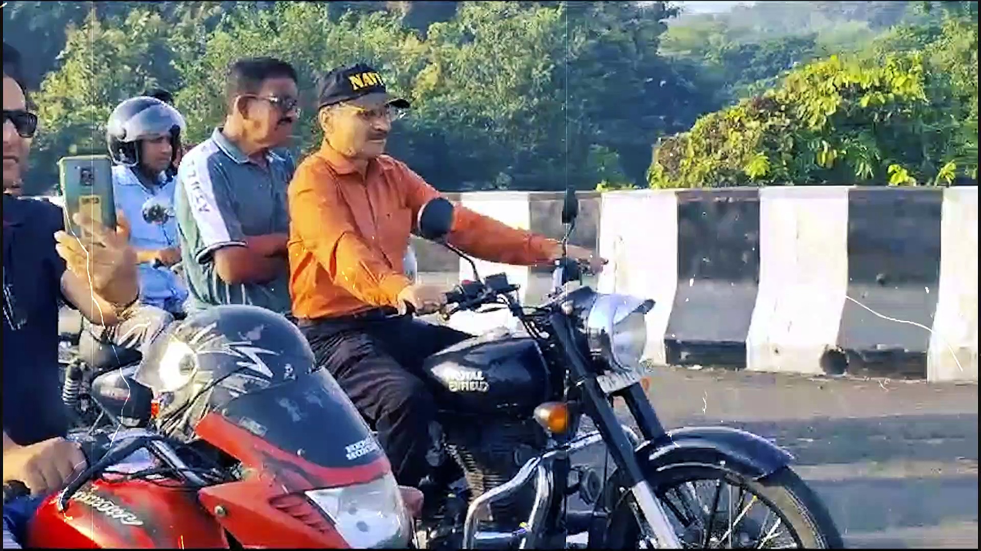 Adhir Ranjan Chowdhury : দুহাত ছেড়ে পাখির ভঙ্গিমায় বাইক স্টান্ট অধীর চৌধুরীর, দেখুন ভিডিও