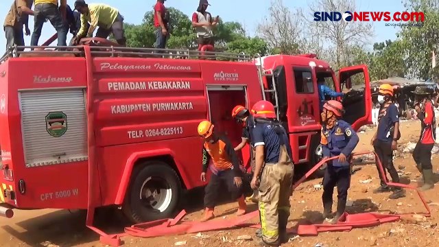 Kebakaran TPA Cikolotok Meluas Hingga Ke Permukiman, Anak Pemulung Berusaha Padamkan Api