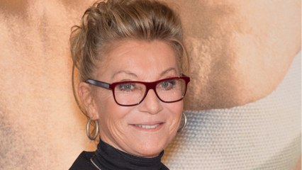 GALA VIDEO - Sheila : pourquoi la chanteuse refuse de faire des selfies avec ses fans ?