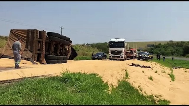 Carreta tomba e deixa rodovia BR-467 parcialmente interditada