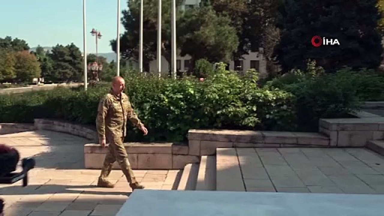 Azerbaycan Cumhurbaşkanı Karabağ'da Azerbaycan bayrağını dalgalandırdı