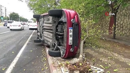Kaldırımdaki ağaca çarpan araç yan yattı