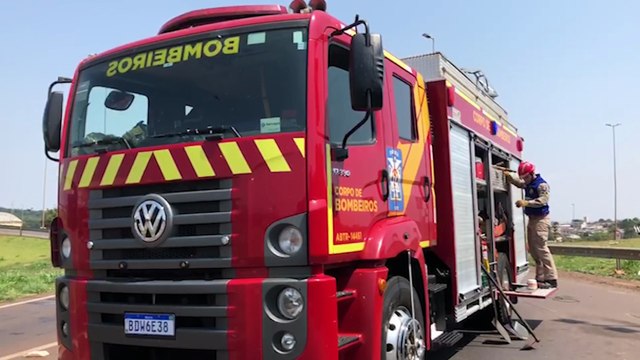 Caminhão tomba no Trevo Cataratas, em Cascavel