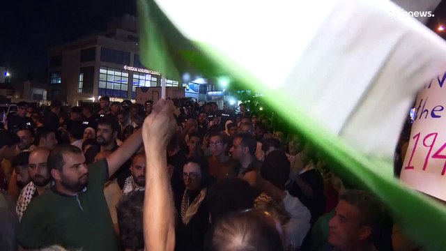 شاهد: الشرطة الأردنية تمنع مظاهرة مؤيدة لسكان غزة أمام السفارة الأمريكية في العاصمة عمان