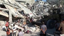 مراسل الجزيرة في غزة يتفاجأ بقصف إسرائيلي طال منزل أحد جيرانه