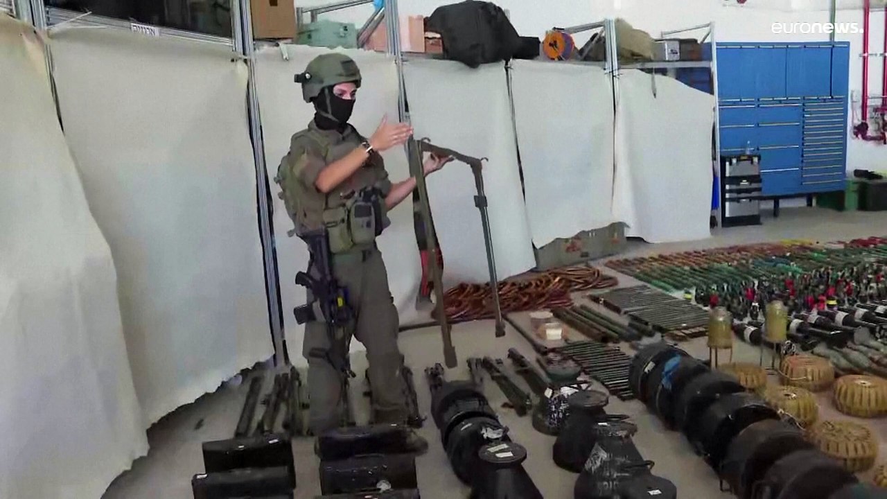 شاهد: الجيش الإسرائيلي يعرض أسلحة متنوعة يقول إن مقاتلي القسام جلبوها معهم خلال عملية "طوفان الأقصى"