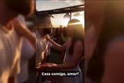 Jovem pede namorada em casamento durante passagem do eclipse solar; assista