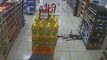 Düzce'de 3,9 büyüklüğündeki deprem anı marketin güvenlik kamerasında