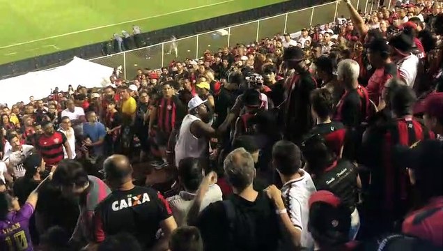 Torcedores do Vitória brigam no intervalo da partida contra o Guarani