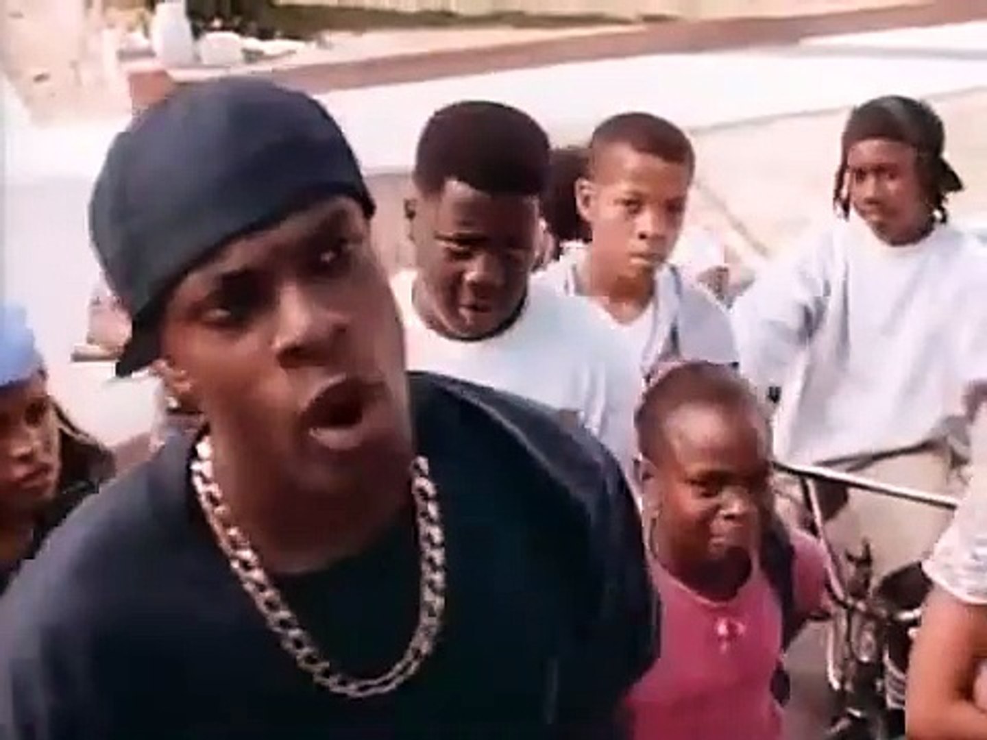 Noticiario - O clássico Sexta-feira em Apuros (Friday), lançado em 26 de  abril de 1995, completa 30 anos em 2025. Dirigido por F. Gary Gray e  estrelado por Ice Cube e Chris, image size:1440x1080