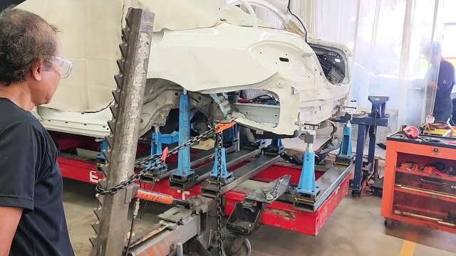 Mercedes-Benz S500 (W222) accident repair. Quarter panel replacement.