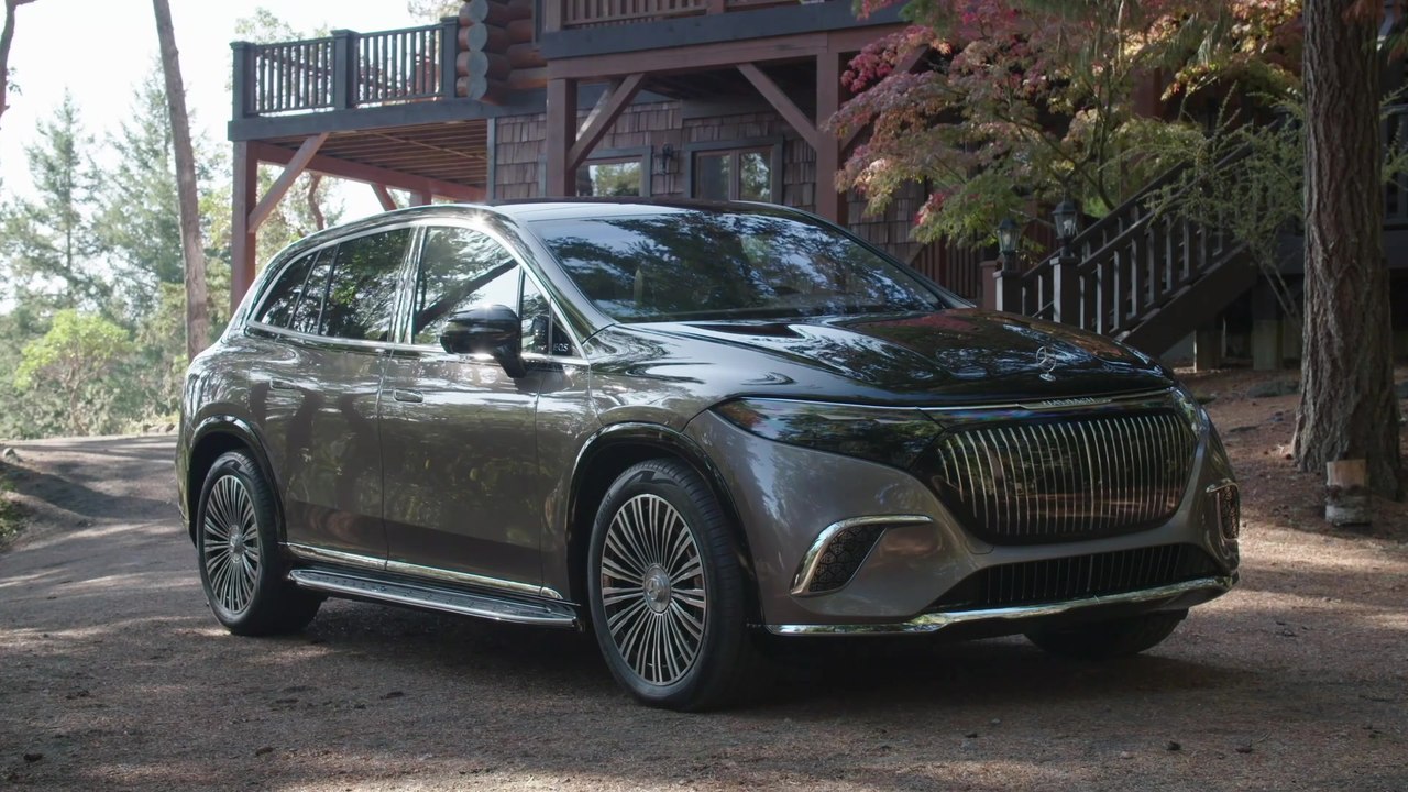 Der neue Mercedes-Maybach EQS SUV - Das Exterieur-Design - markentypische Front, Chromakzente und Marken-Emblem als Designelement