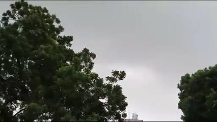 Meerut weather: मेरठ में तेज आंधी और बारिश से बदला मौसम, देखें वीडियो