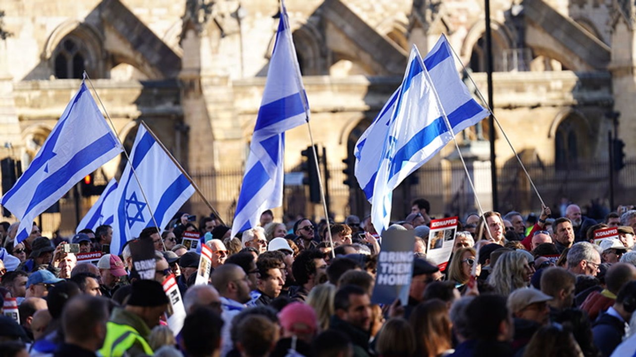 Hundreds gather as vigil held in Parliament Square for victims of Hamas attack