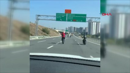 Biri ön tekerini kaldırdı, diğeri görüntüledi