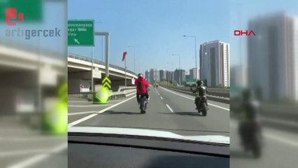 Motosikletin plakasını kapatıp trafiği tehlikeye attılar