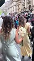 Manifestantes 'prendem' noiva no trânsito. Mulher obrigada a ir a pé