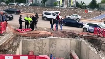 Il a fait un écart pour éviter un accident et sa voiture est tombée dans un fossé au bord de la route.