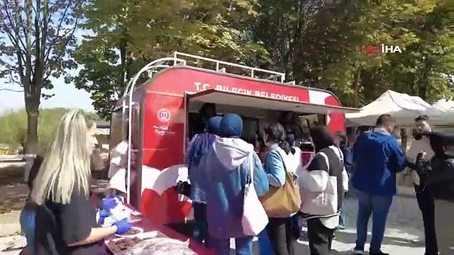 Le maire adjoint de Bilecik a fourni des rafraîchissements aux étudiants universitaires