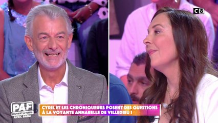 Une voyante lit l'avenir des chroniqueurs en plateau !