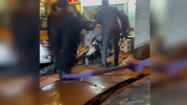 Düğün salonu önünde tekme-tokat kavga kamerada
