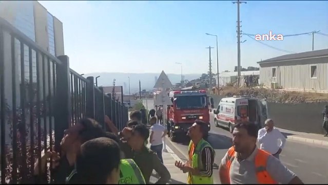 Hasta kabulüne başlayan İzmir Bayraklı Şehir Hastanesi'nde maaşlarını alamayan işçiler hastane çatısına çıktı