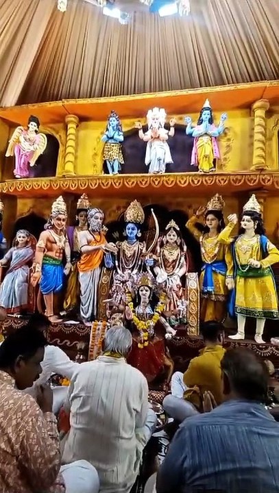 अयोध्या के राम मंदिर की झांकी में राम राज्या​भिषेक की झलक, माता के दरबारों में भक्तों की भीड़