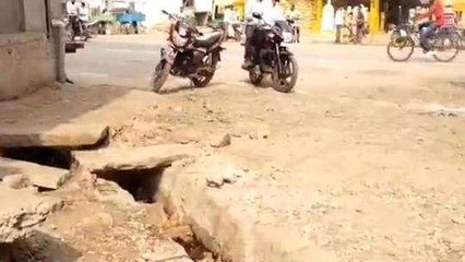 विदिशा: जर्जर सड़क से निकलने को मजबूर ग्रामीण,जिम्मेदार बने अंजान