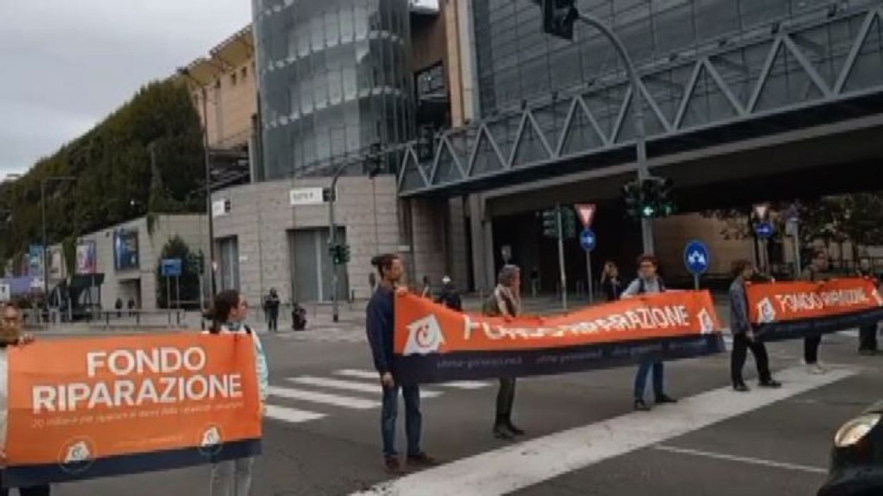 Gli attivisti di Ultima Generazione bloccano traffico a  Milano