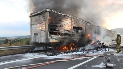 Kumaş yüklü TIR alev alev yandı: Yoğun trafik oluştu