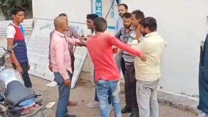 चोरी करना पड़ा महंगा: बीच सड़क जमकर हुई पिटाई,देखें Video