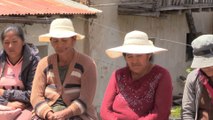 Mujeres indígenas Aimaras en Bolivia se empoderan a través de la pastelería y la costura