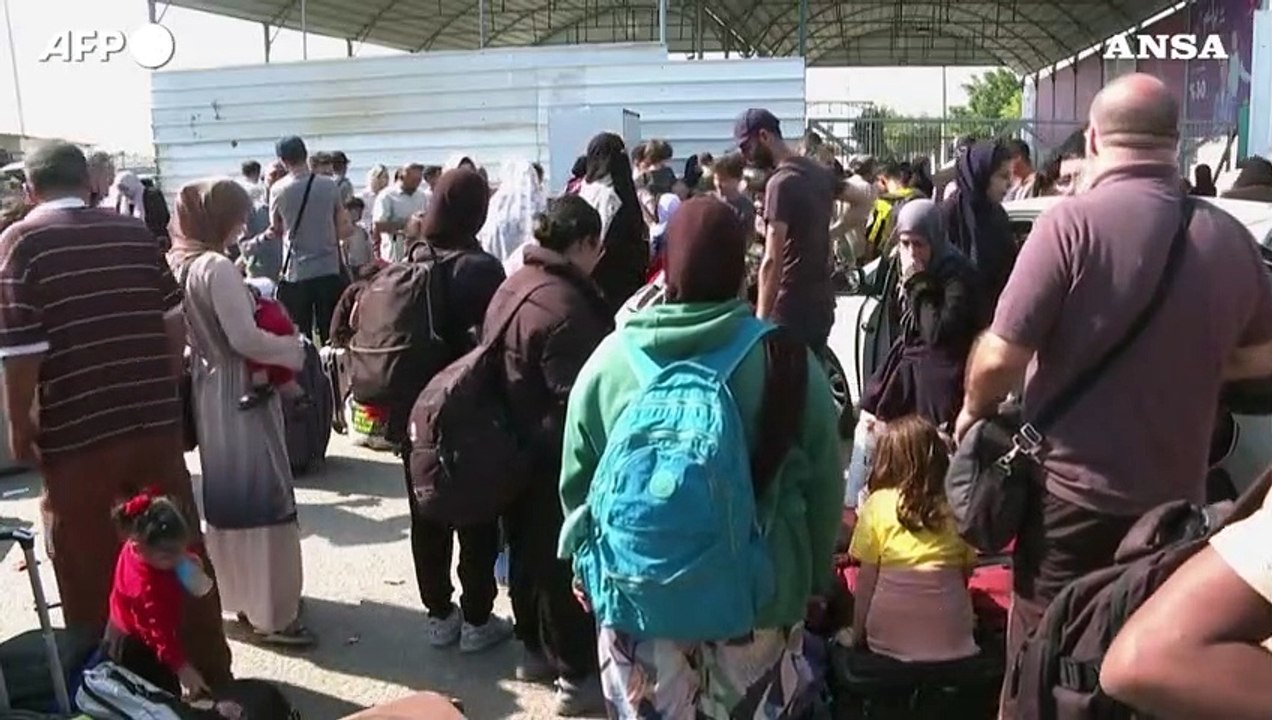 Centinaia di stranieri al valico di Rafah in attesa di lasciare la Striscia di Gaza