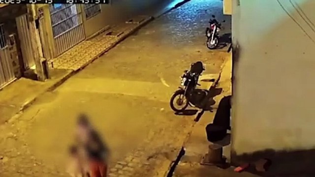 Homem invade casa e mata travesti em poucos segundos