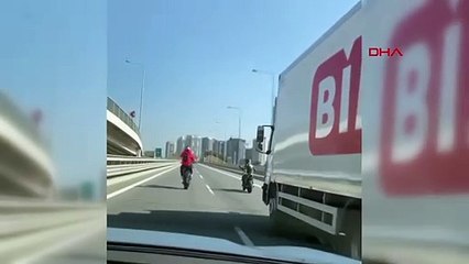 L'UN LÈVE SA ROUE AVANT, L'AUTRE L'AFFICHE