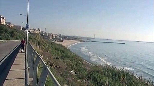 Si tuffa per salvare la figlia, muore a 54 anni