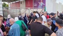 شاهد: فلسطينيون مزدوجو الجنسية يصطفون عند معبر رفح الحدودي على أمل فتحه